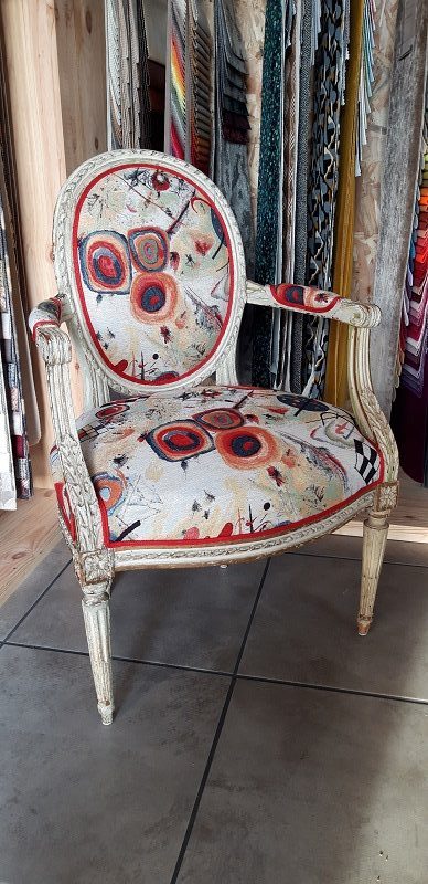Réfection complète d'un fauteuil médaillon Louis XVI
